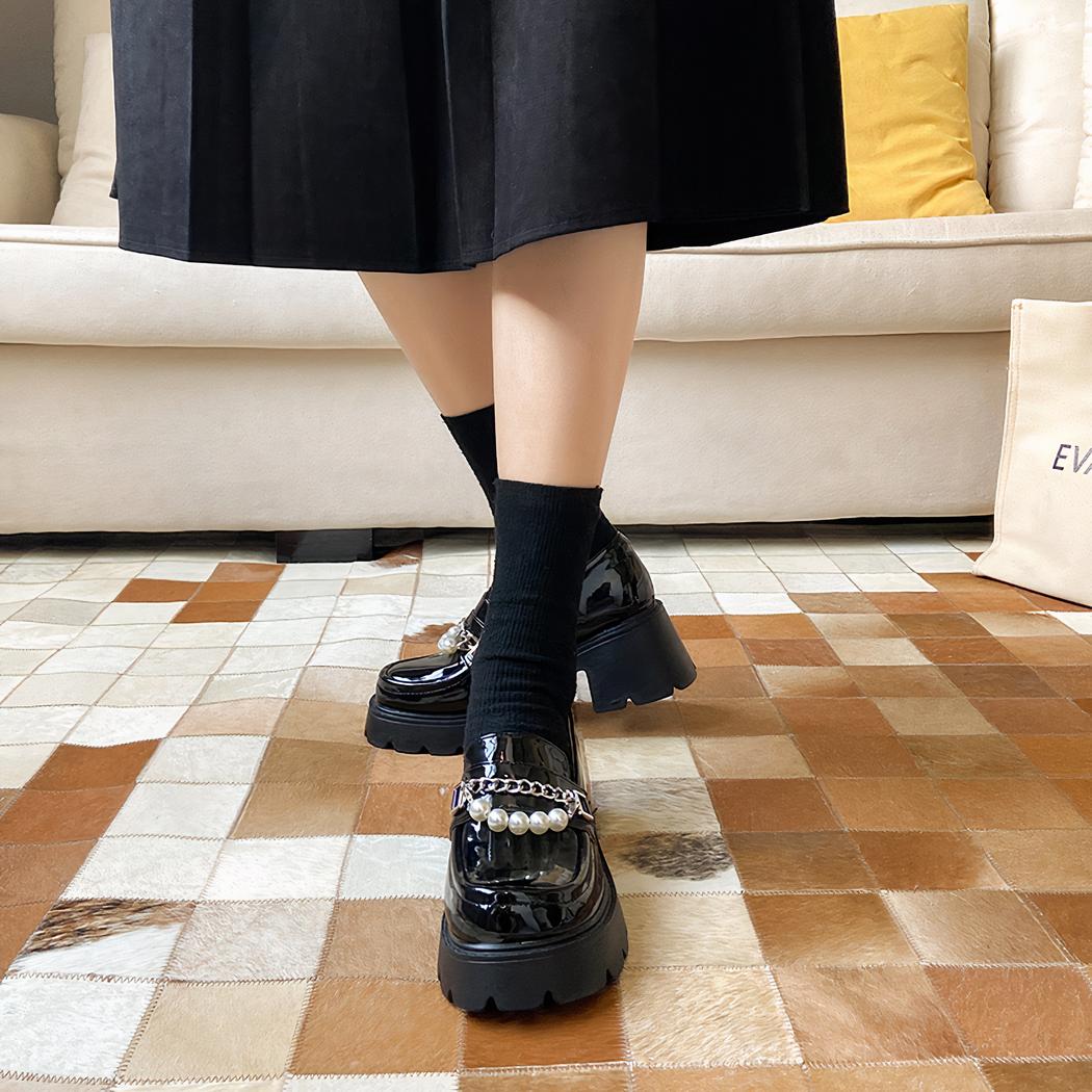 Mocassins à semelle épaisse avec chaîne et perles