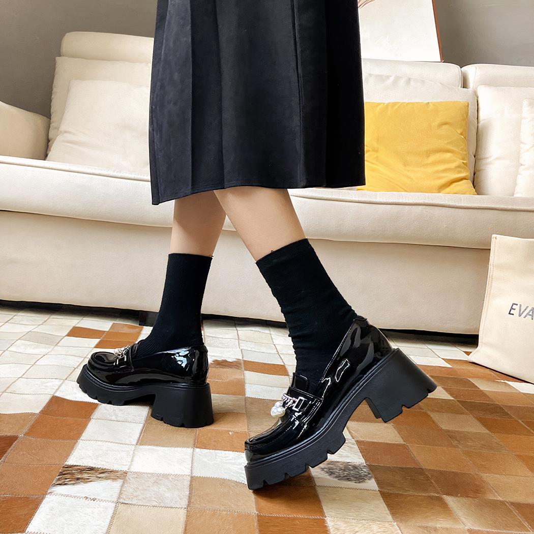 Mocassins à semelle épaisse avec chaîne et perles