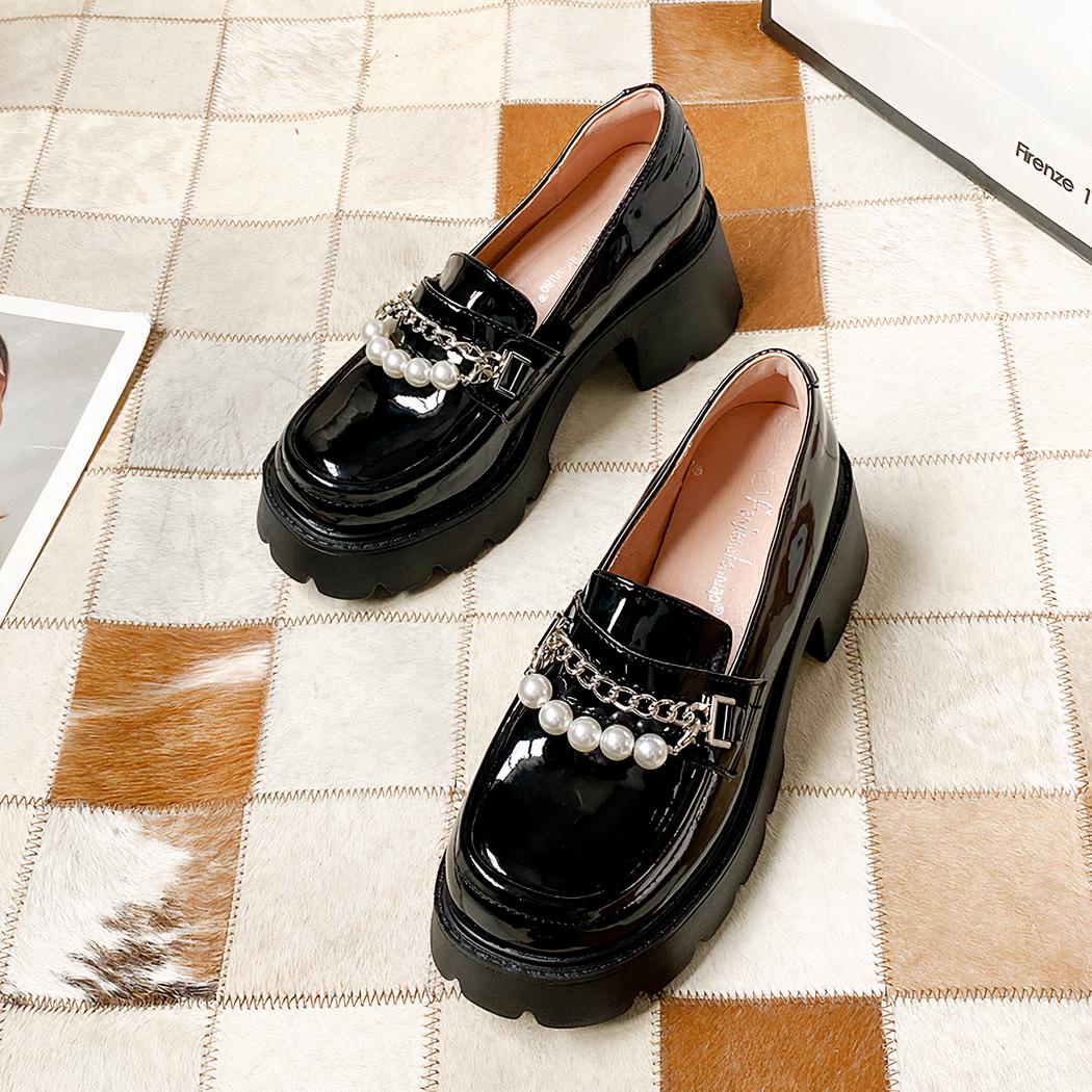 Mocassins à semelle épaisse avec chaîne et perles