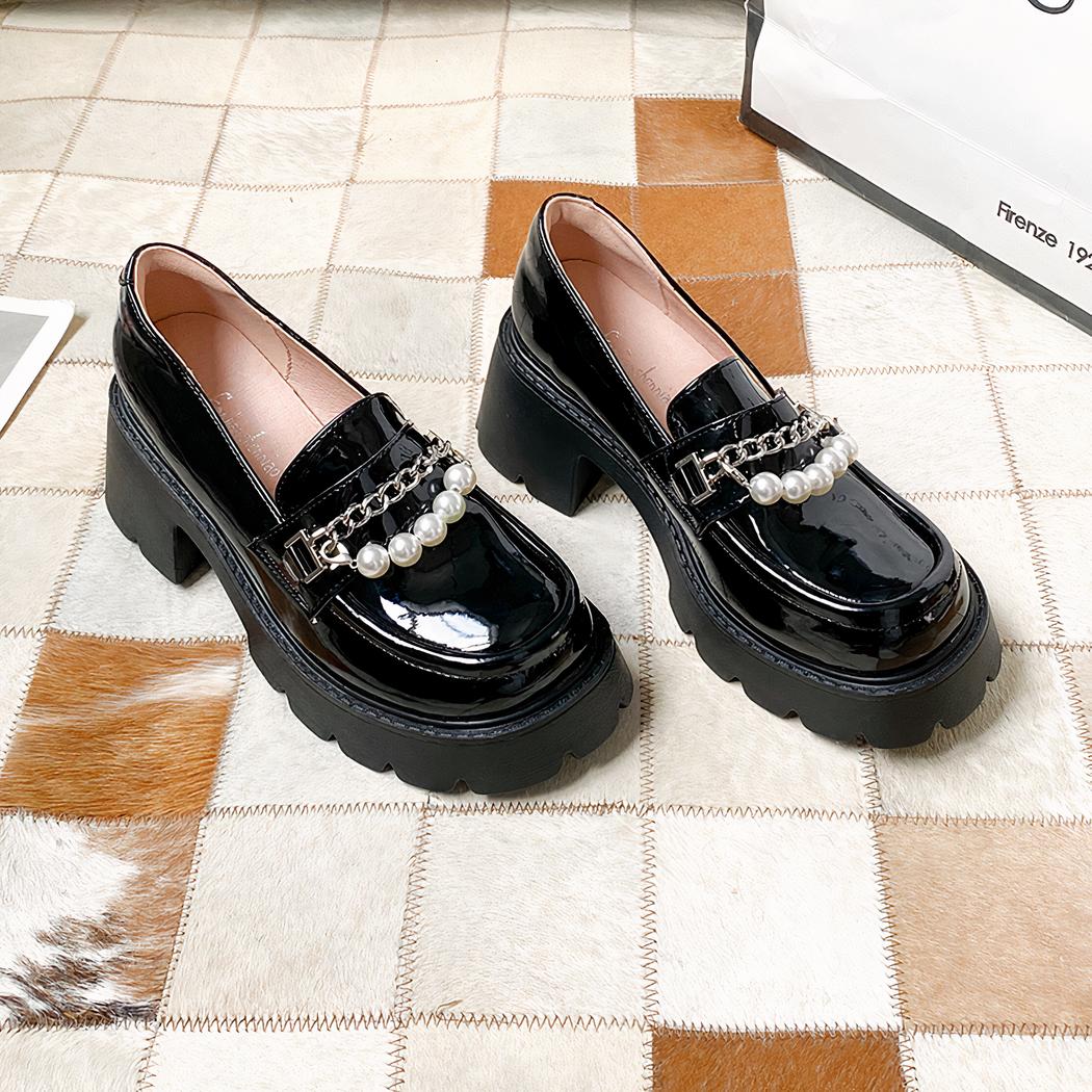Mocassins à semelle épaisse avec chaîne et perles