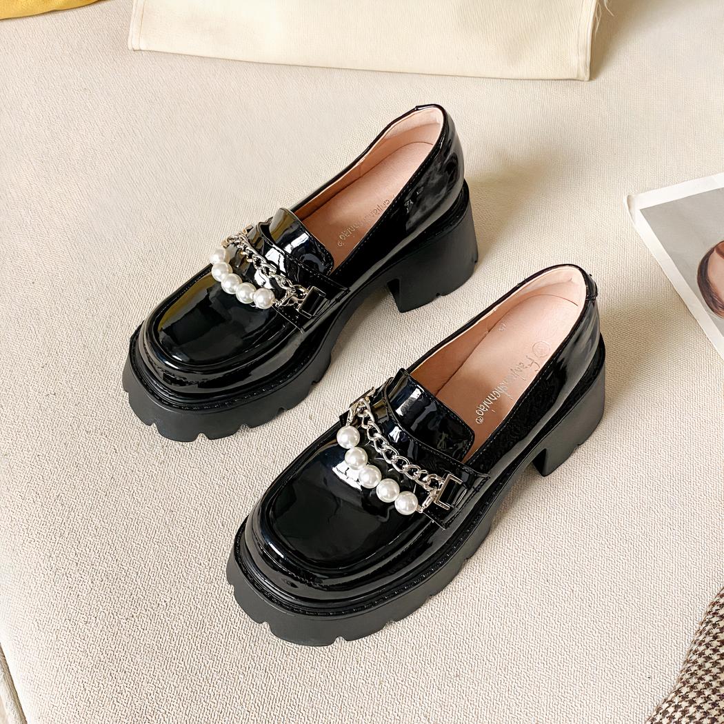 Mocassins à semelle épaisse avec chaîne et perles