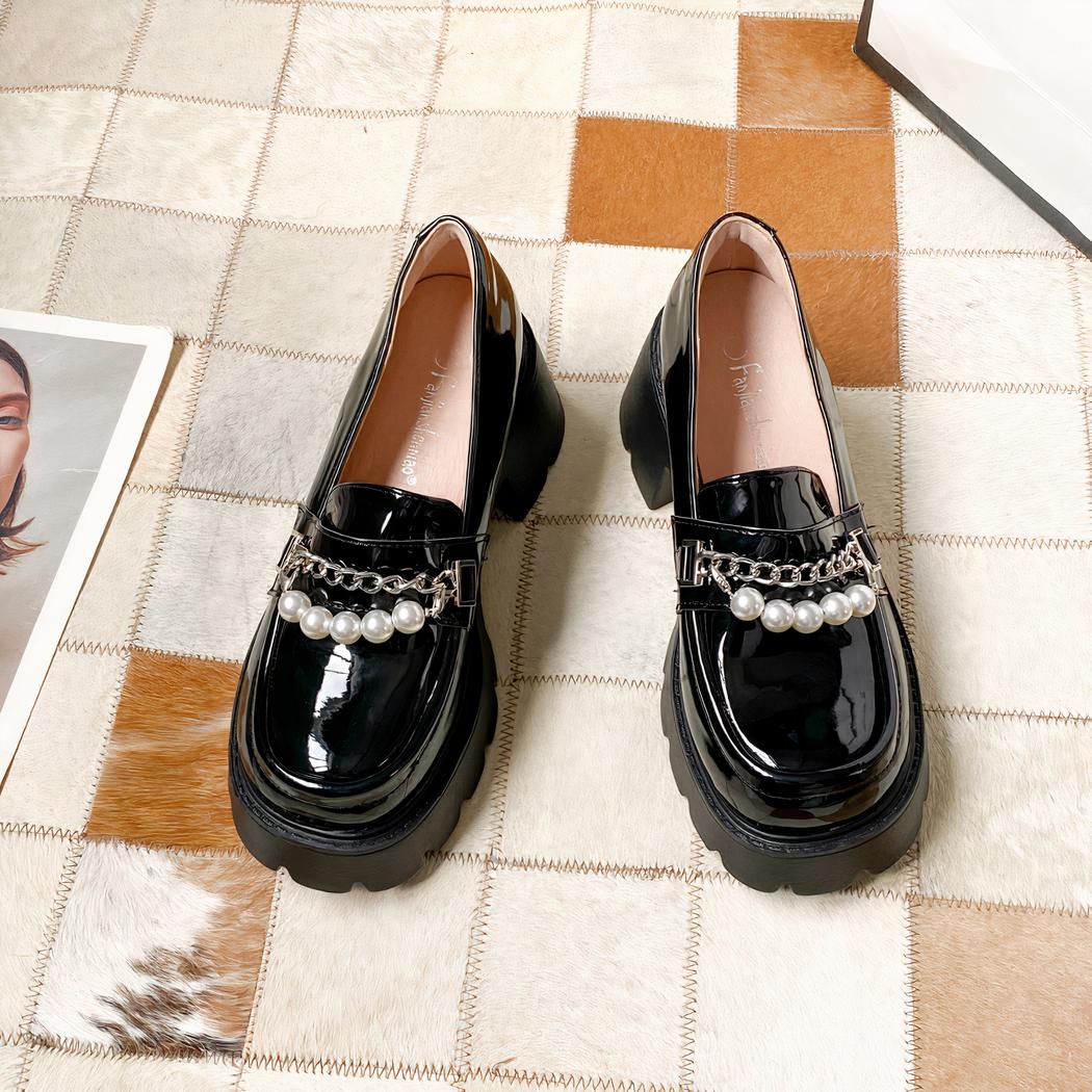 Mocassins à semelle épaisse avec chaîne et perles