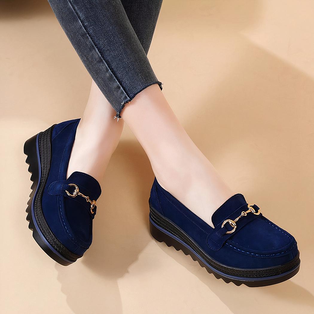 Mocassins à semelles compensées et éléments décoratifs métalliques pour femme
