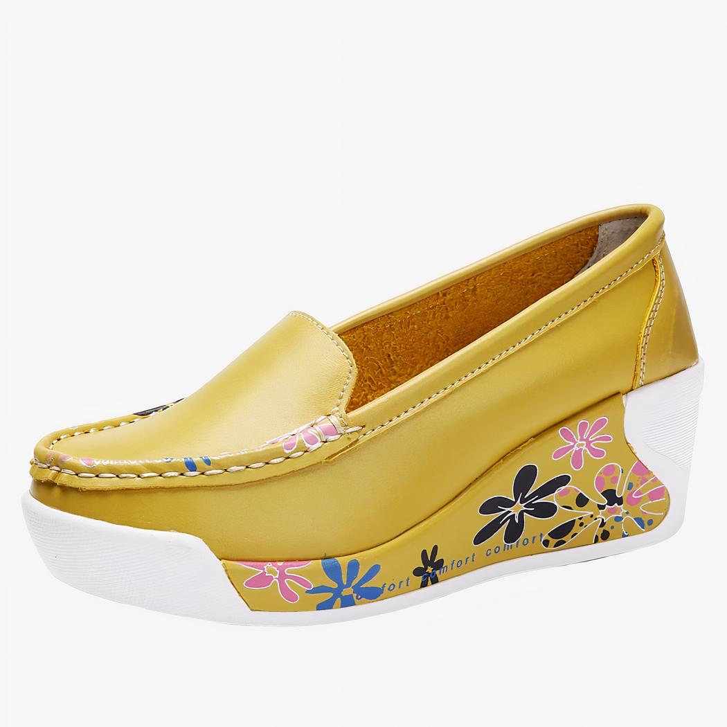 Photo d'un mocassin compensé jaune sur fond blanc