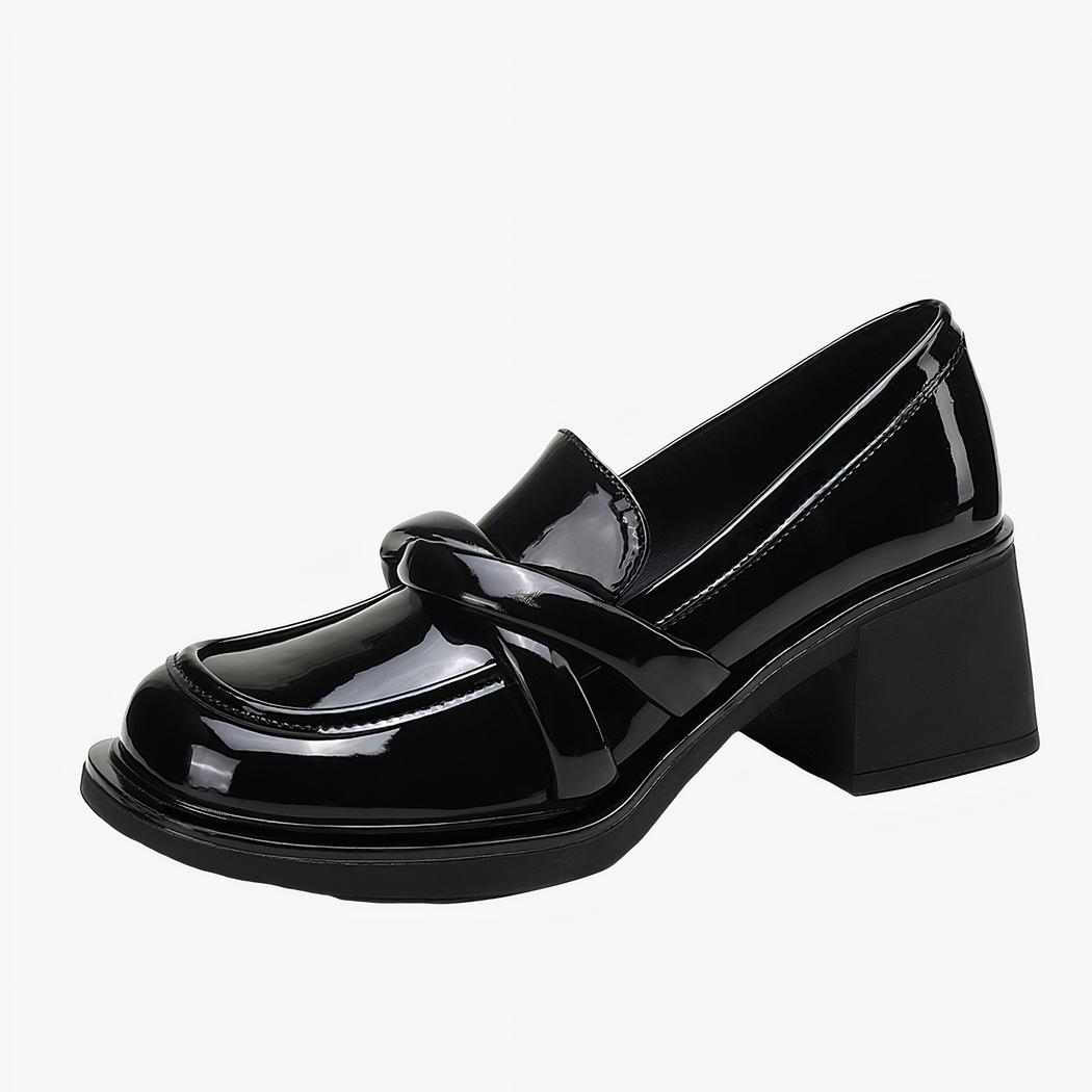 Mocassins à talon carré noir pour femmes avec un fond blanc