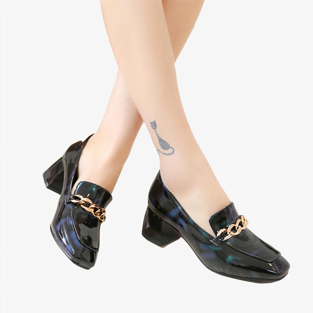 mocassin en cuir vernis bleu porter par une femme