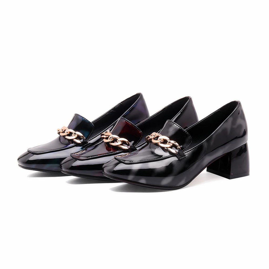 mocassins en cuir vernis poser l'un à coter de l'autre sur un fond blanc