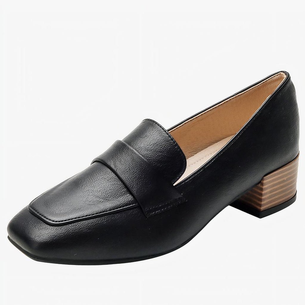 Mocassins à talon carré noir sur un fond blanc
