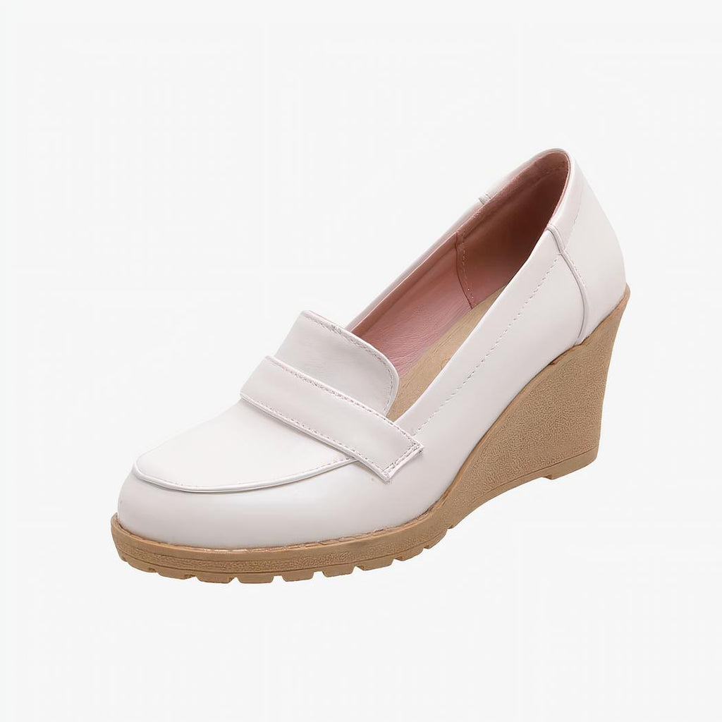 Photo d'un mocassin blanc compensé sur fond blanc