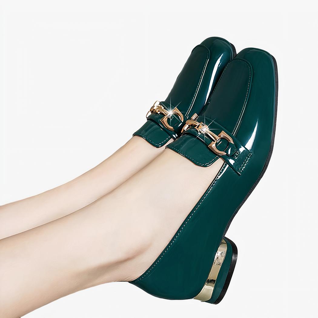 mocassin a petit talon en cuir vernis vert avec un gland sur le dessus porter par une femme