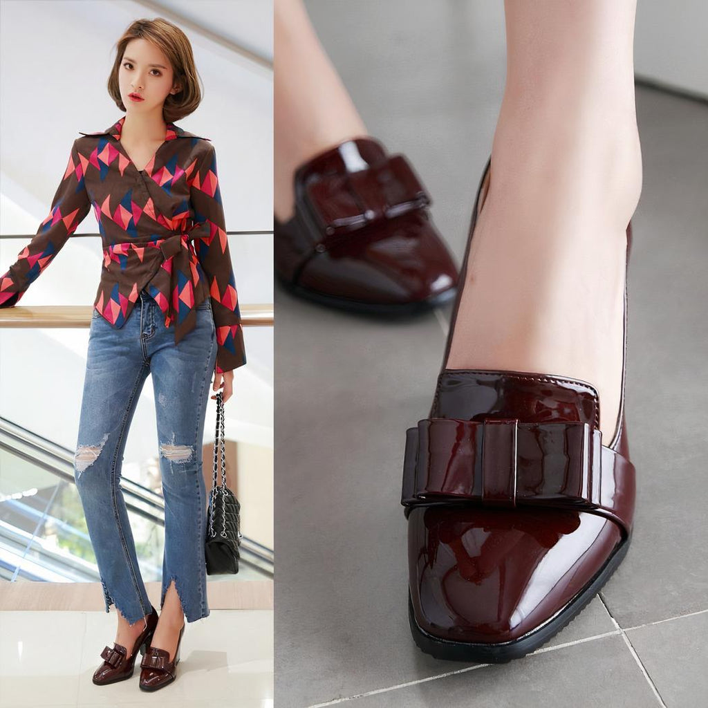 Mocassins à talons en cuir verni avec nœud décoratif