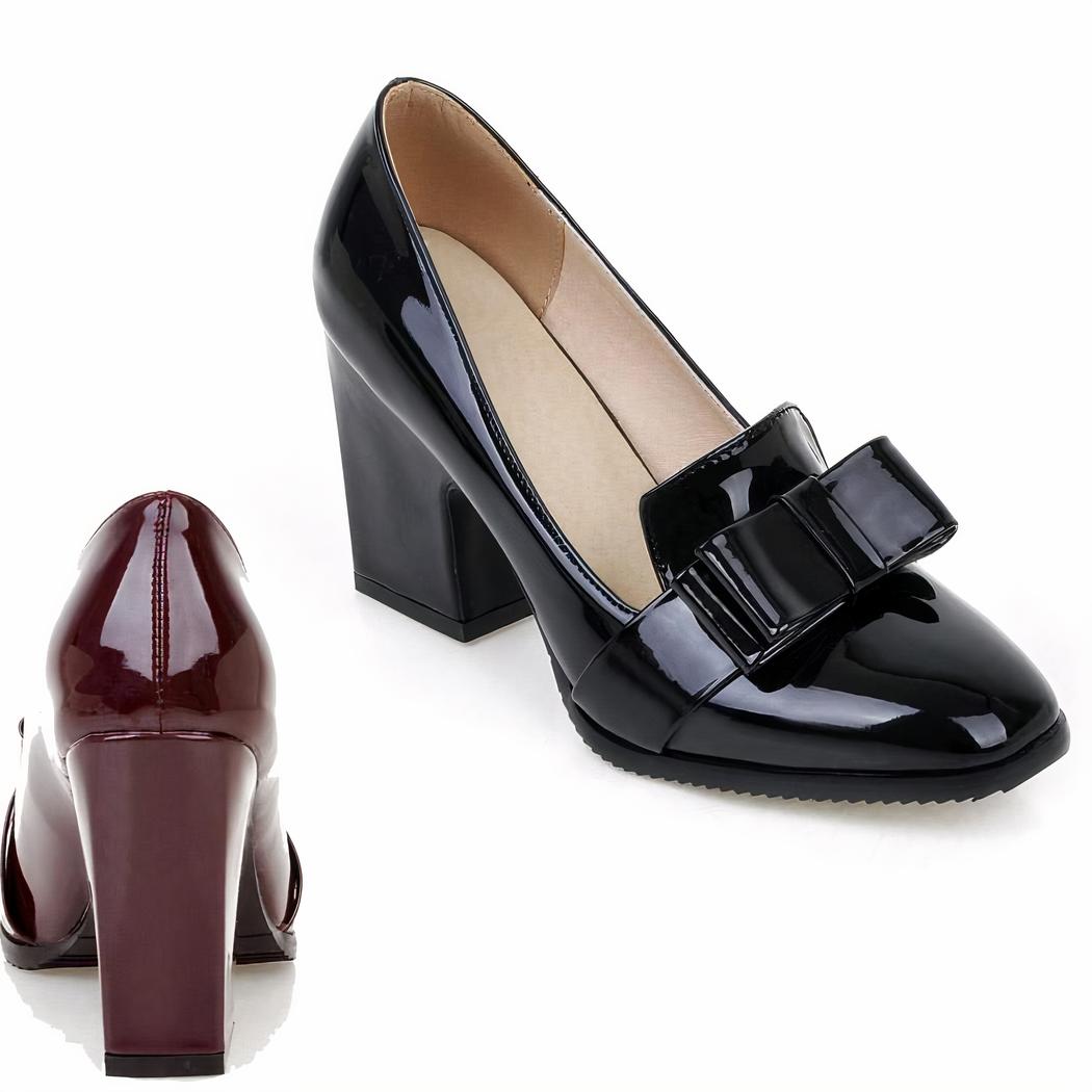Mocassins à talons en cuir verni avec nœud décoratif