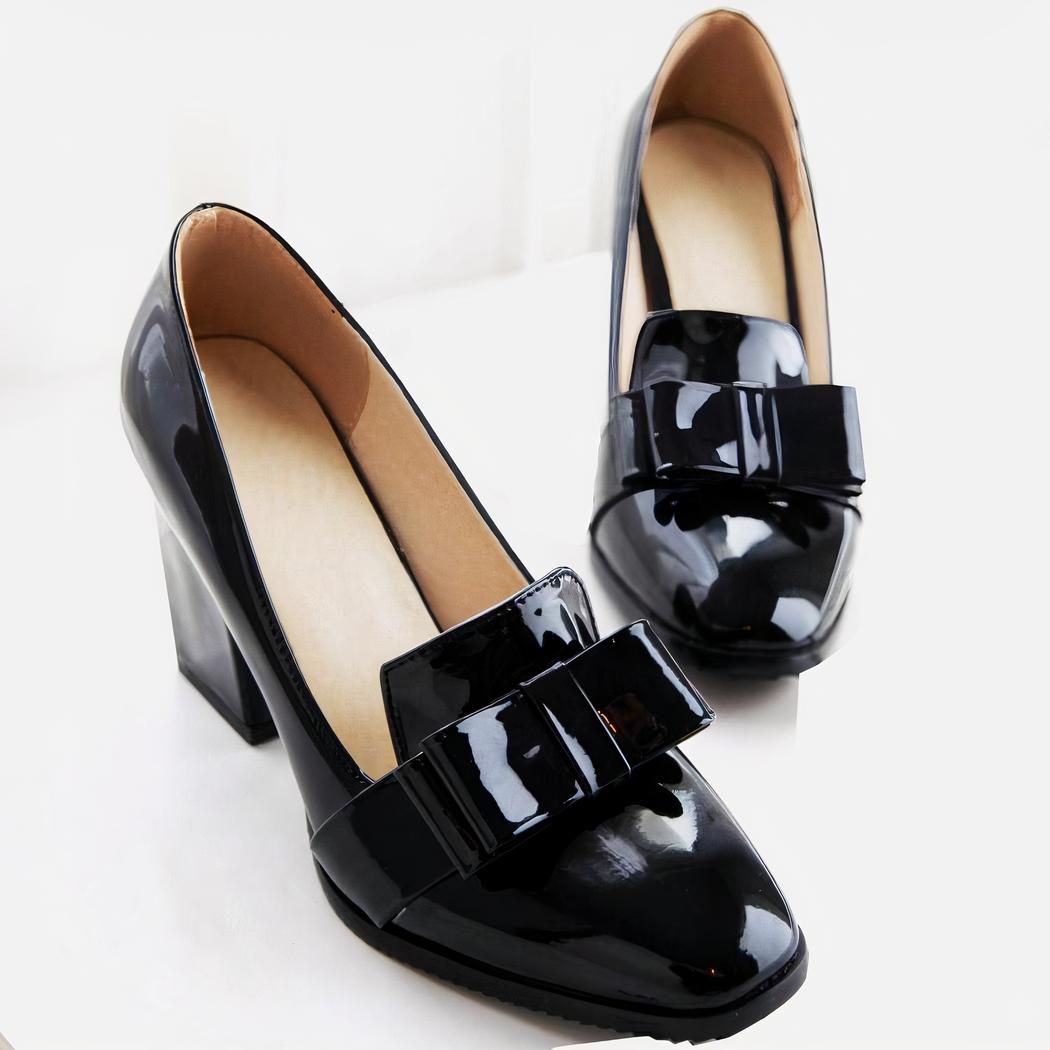 Mocassins à talons en cuir verni avec nœud décoratif