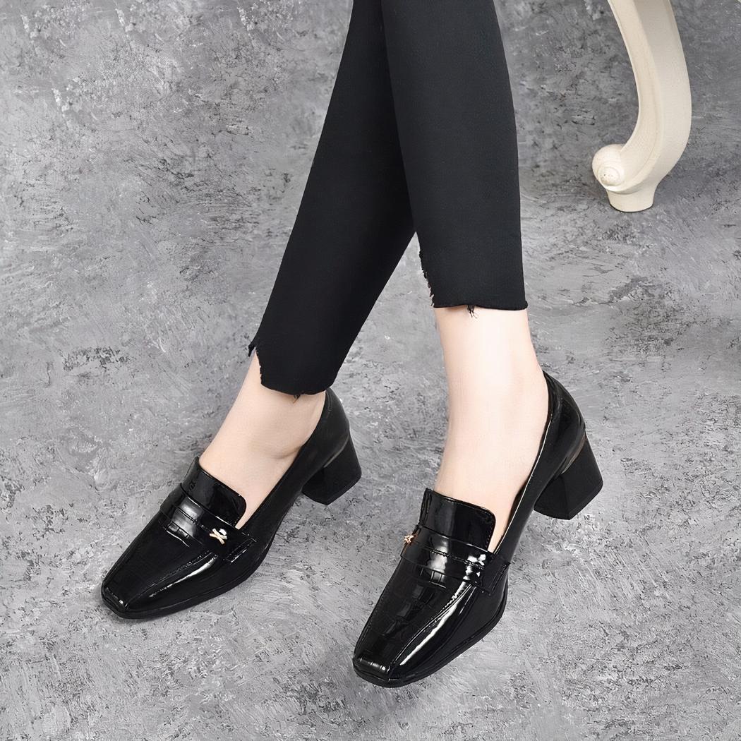Mocassins à talons en cuir verni pour femmes