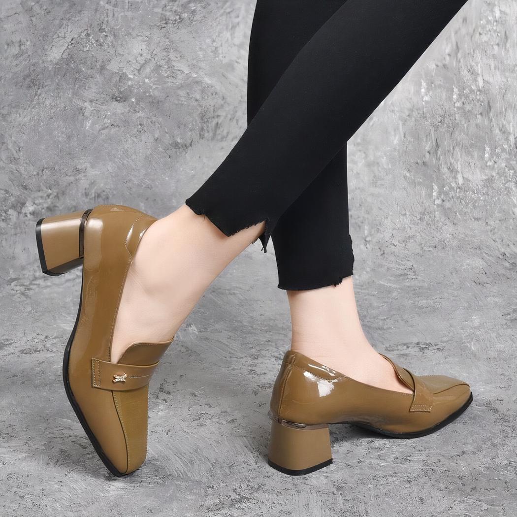 Mocassins à talons en cuir verni pour femmes