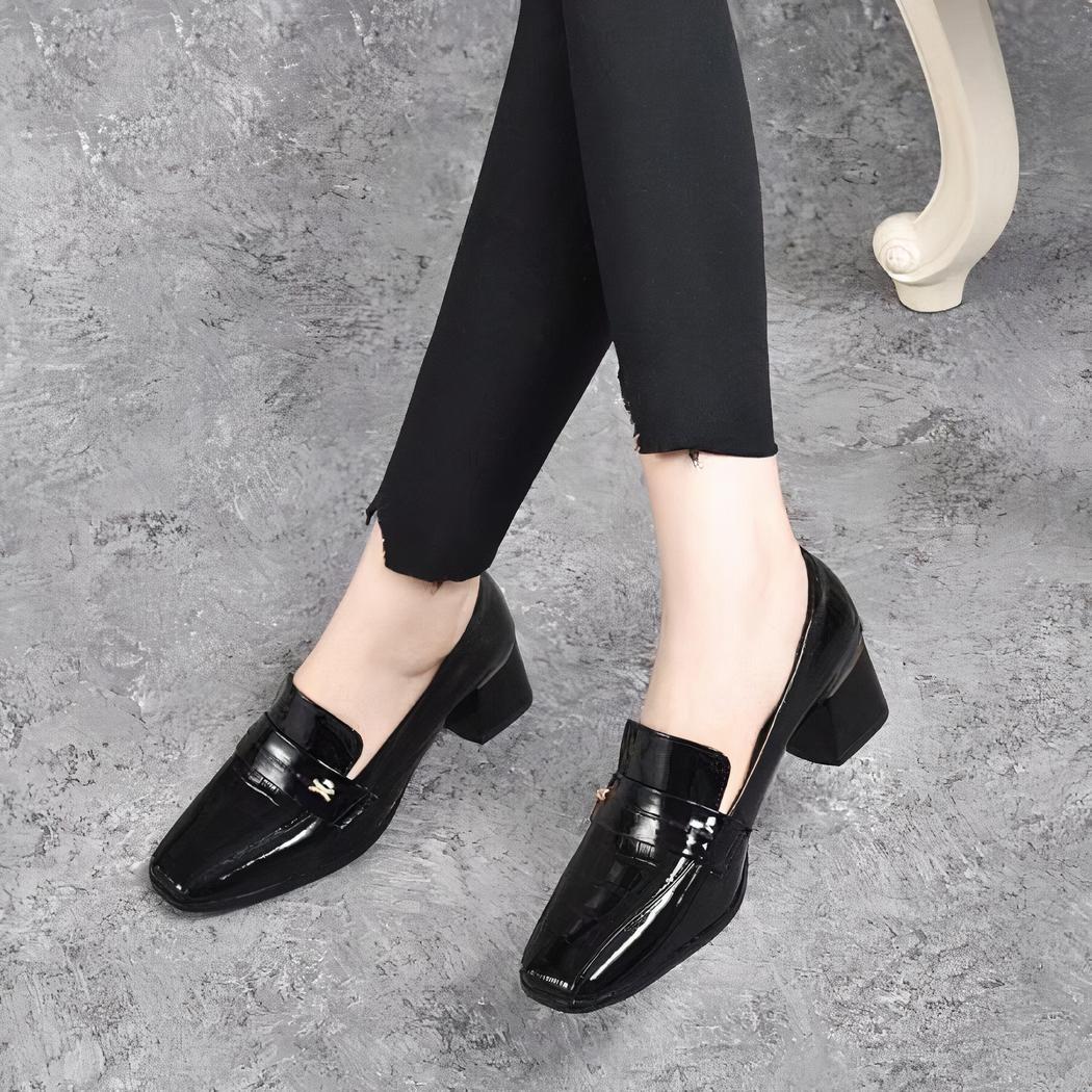 Mocassins à talons en cuir verni pour femmes
