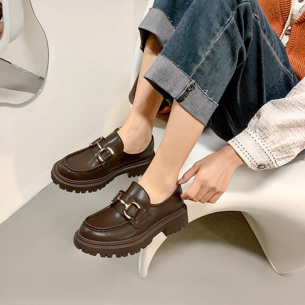 Mocassins à talons épais aux couleurs neutres pour femmes