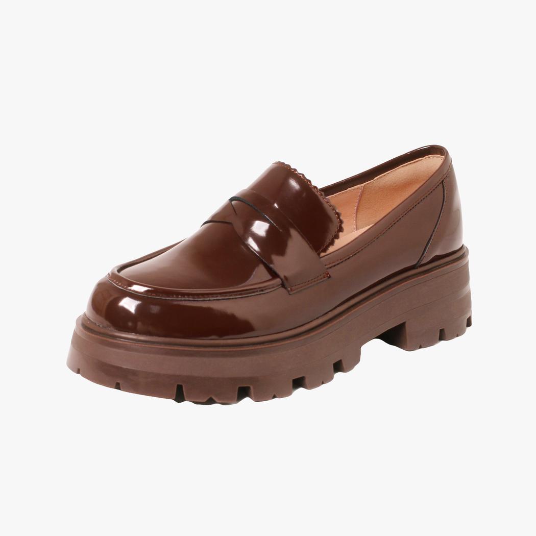 Mocassin marron à semelle compensée sur fond blanc