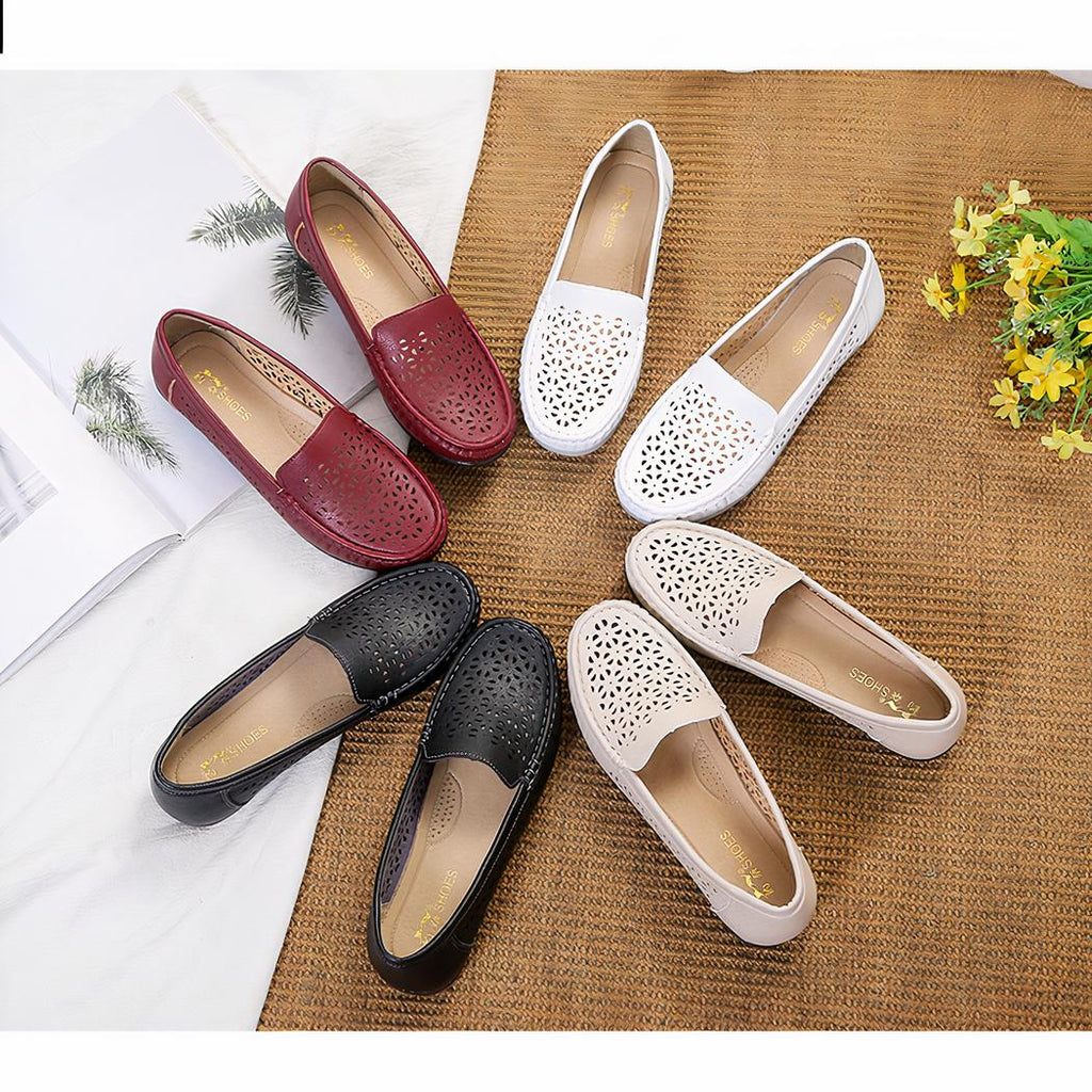 Mocassins blancs souples ajourés sur un sol en coc beige avec photo d'une femme à droite portant le modèle en noir avec un jean bleu, une chemise beige et un sac en bandoulière