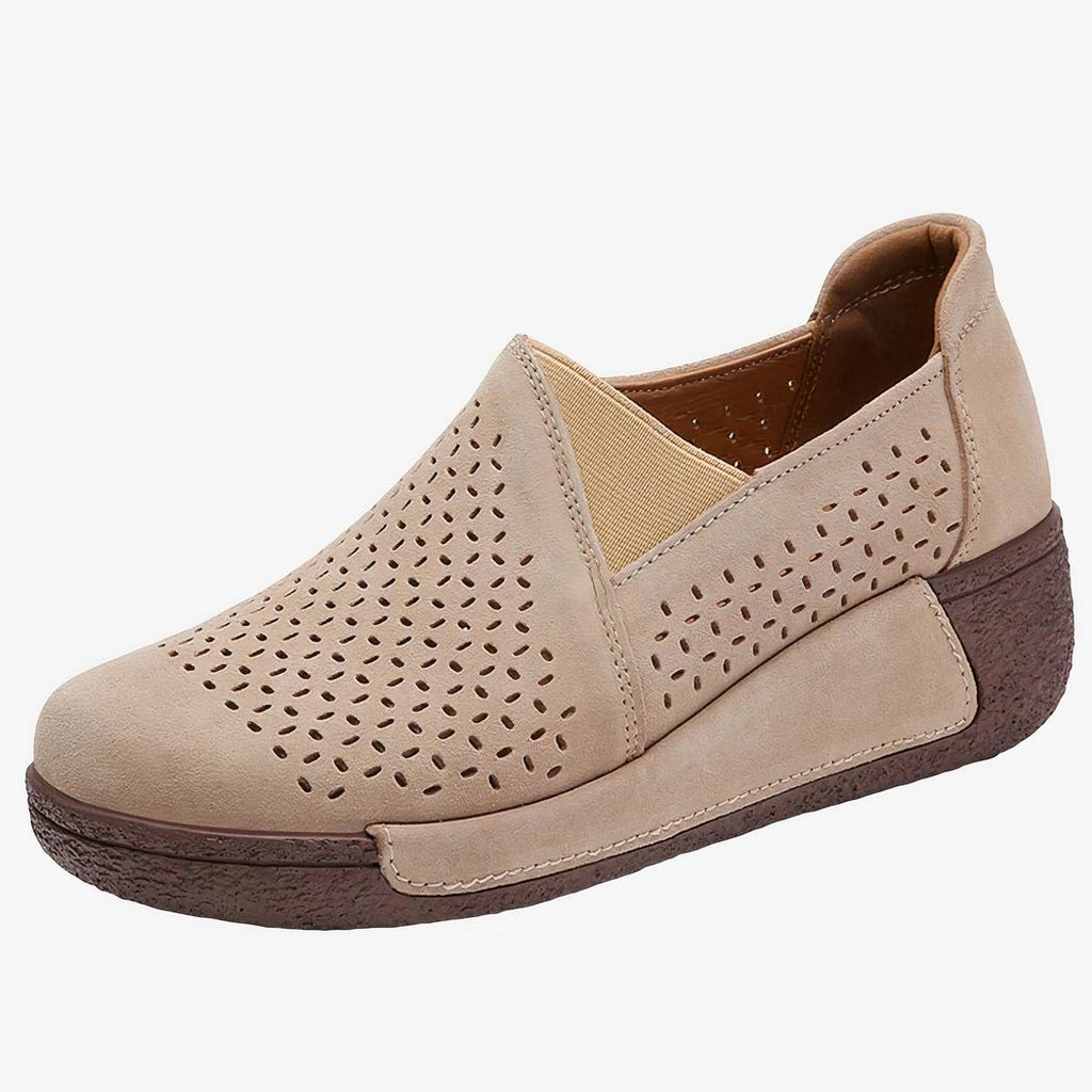 Mocassin ajouré compensé de couleur beige, sur fond blanc