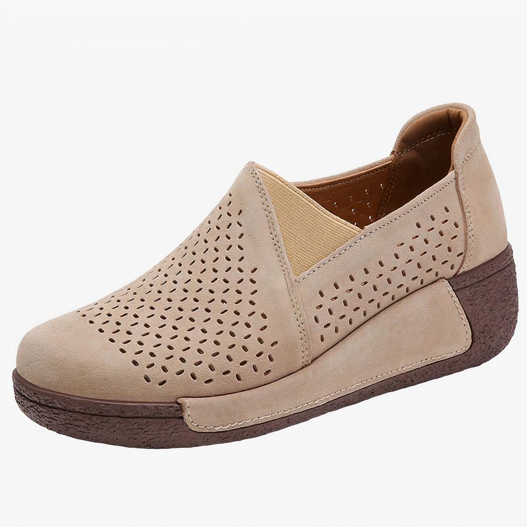 Mocassin ajouré compensé de couleur beige, sur fond blanc