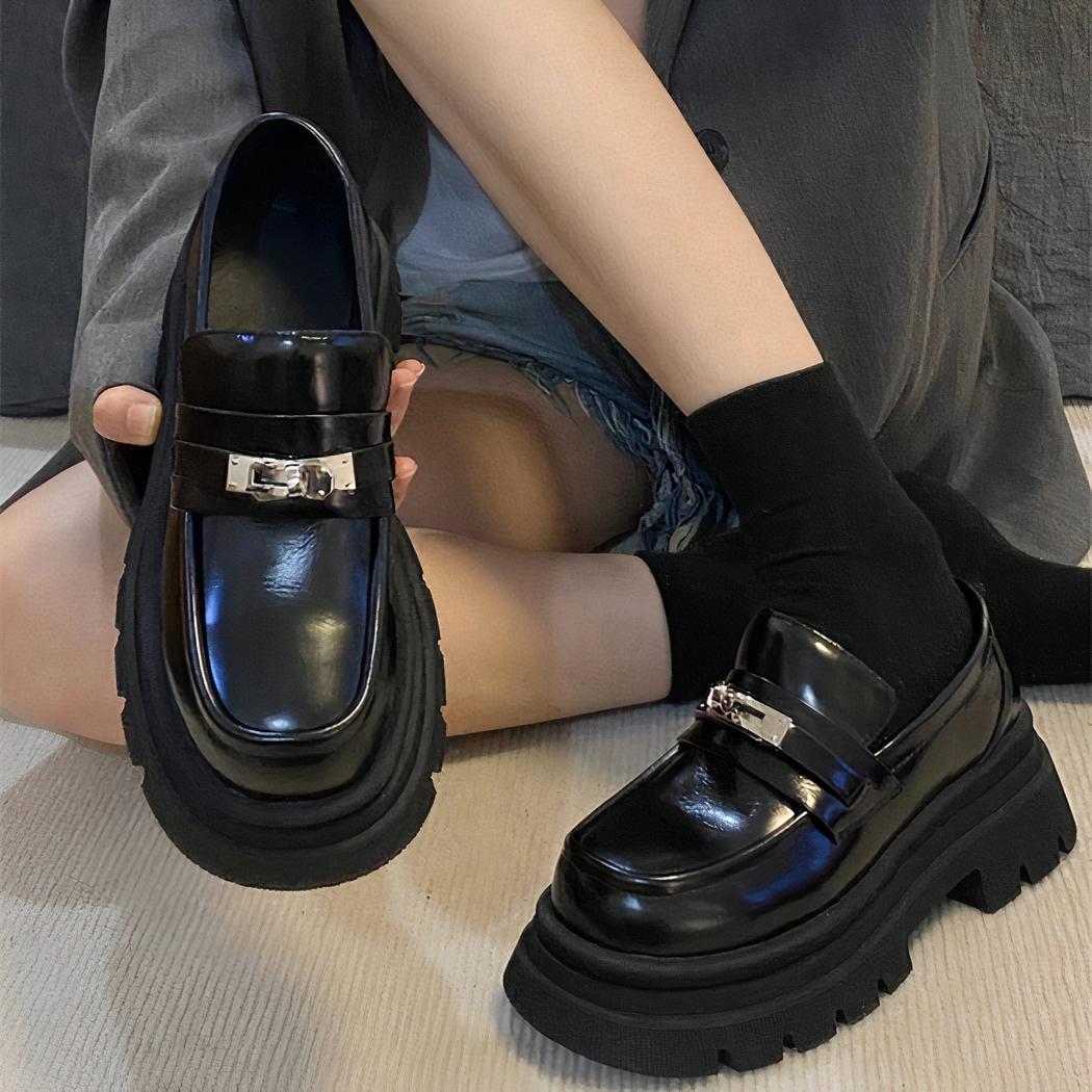 Mocassins en cuir noir à semelle épaisse et fermoir