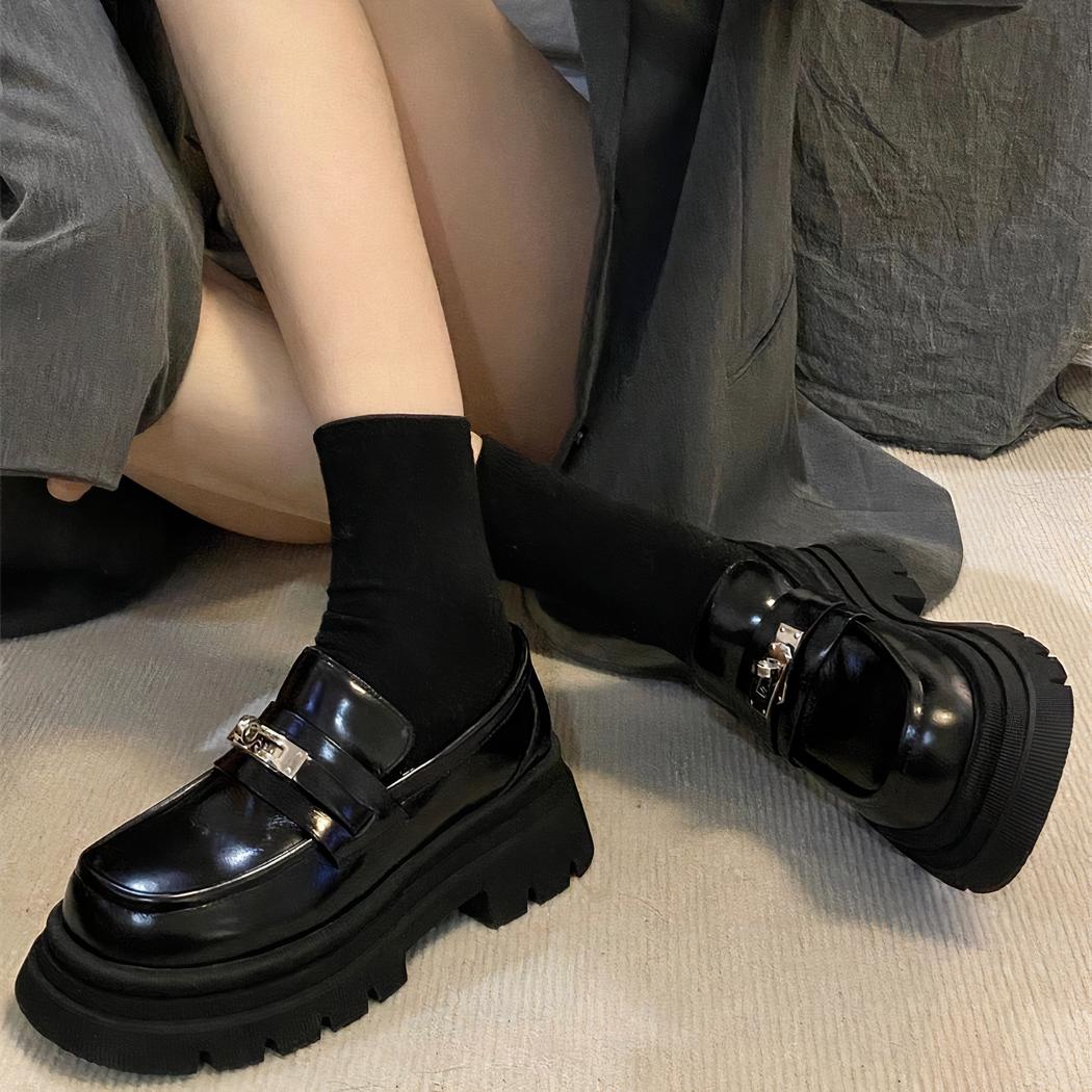 Mocassins en cuir noir à semelle épaisse et fermoir