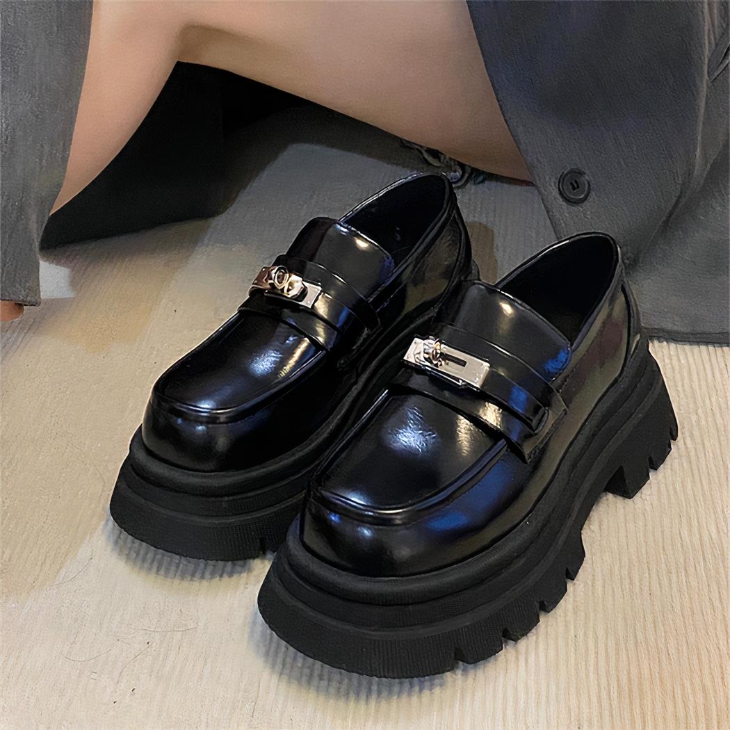 Mocassins en cuir noir à semelle épaisse et fermoir