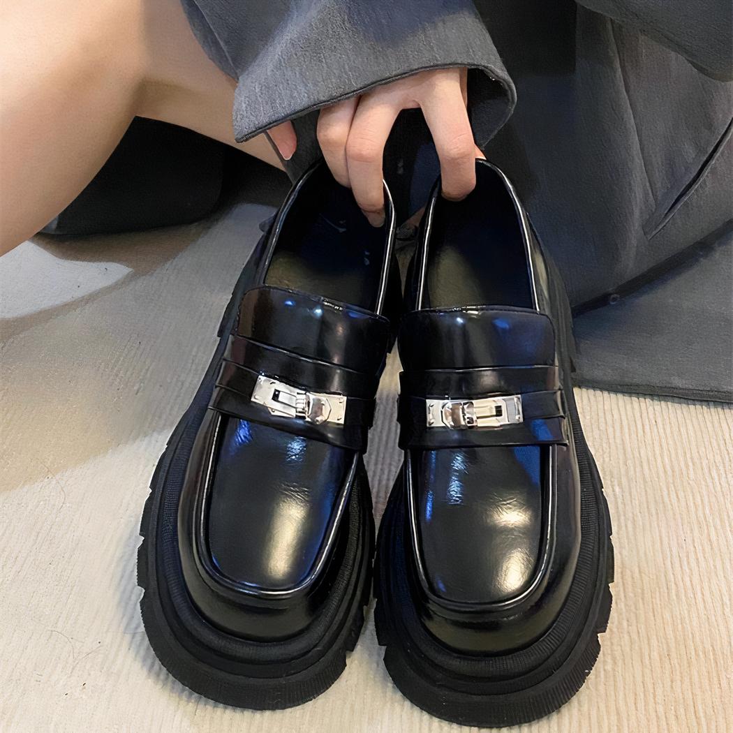 Mocassins en cuir noir à semelle épaisse et fermoir