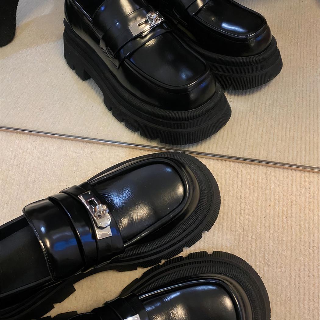 Mocassins en cuir noir à semelle épaisse et fermoir