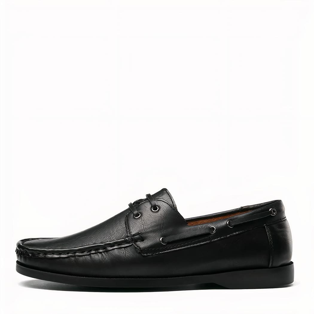 Photo d'un mocassin bateau noir sur fond blanc