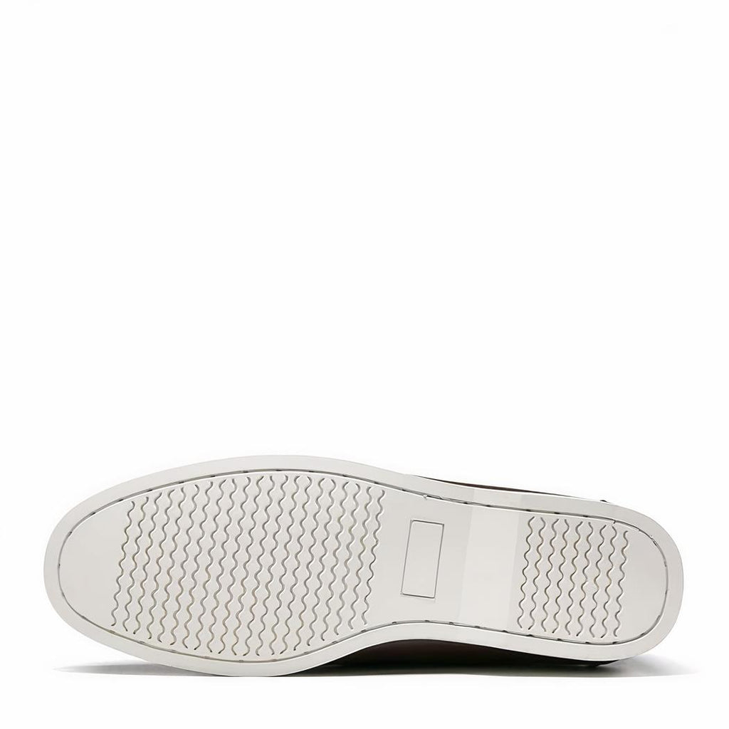 Photo d'une semelle de mocassin bateau blanche sur fond blanc