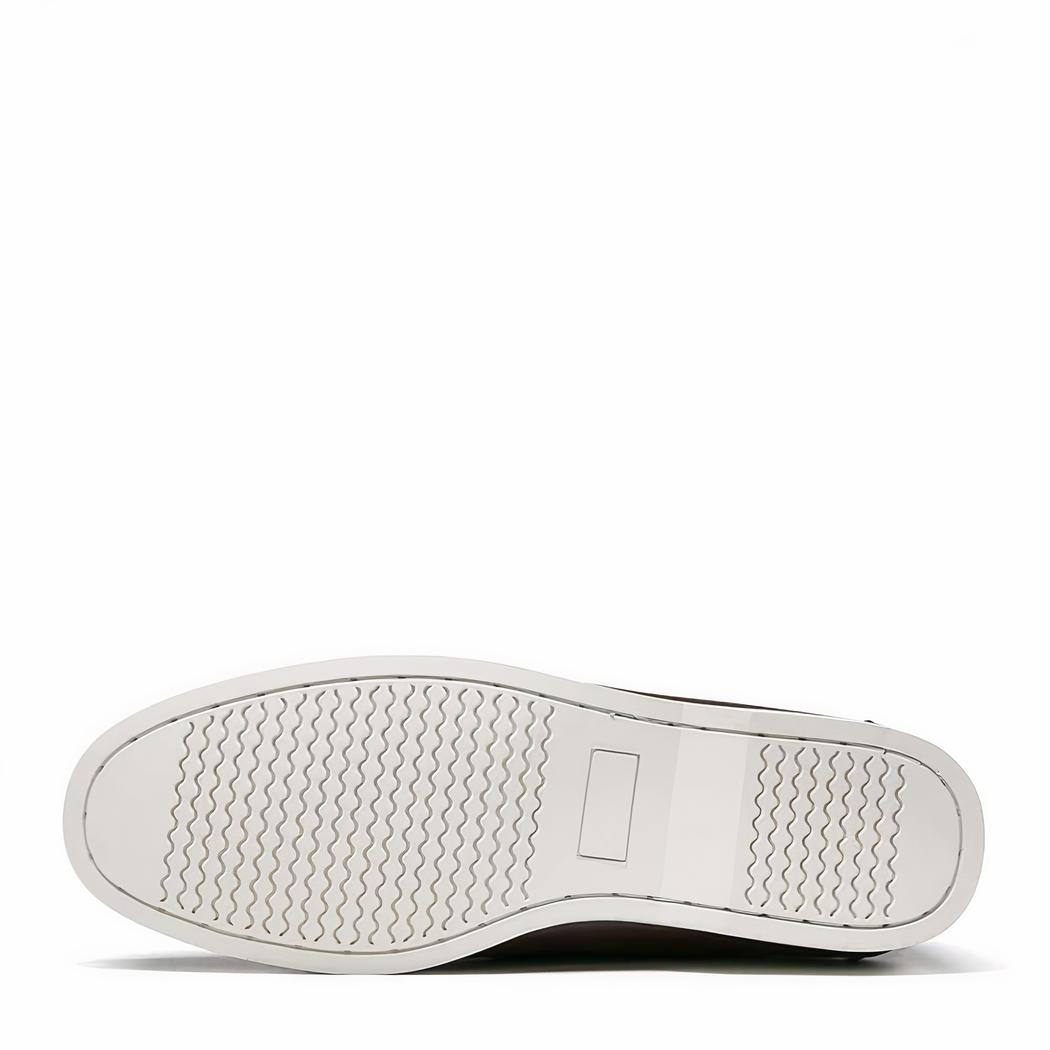 Photo d'une semelle de mocassin bateau blanche sur fond blanc