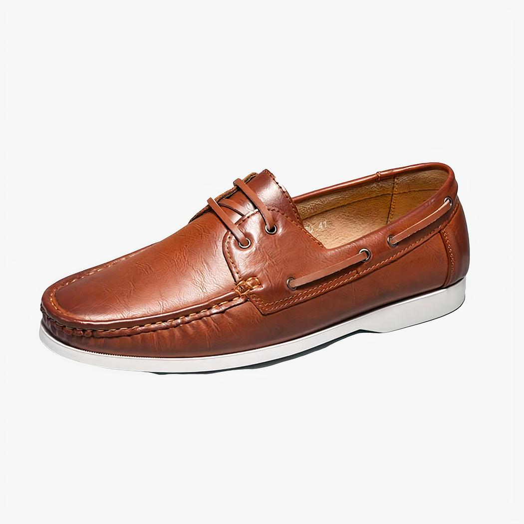 Photo d'un mocassin bateau à lacet marron en cuir