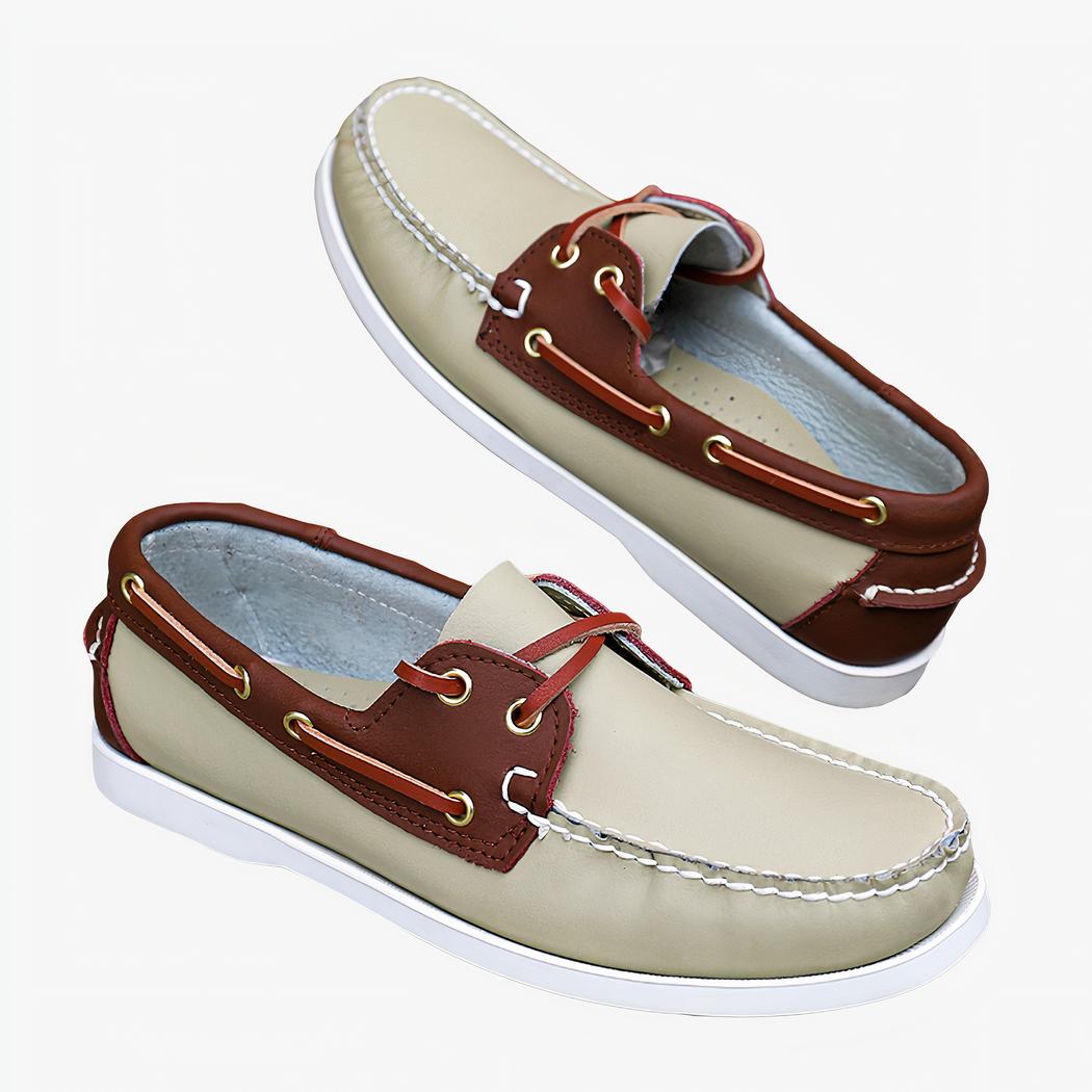 Mocassins bateau beiges posés au sol et contre un mur en brique