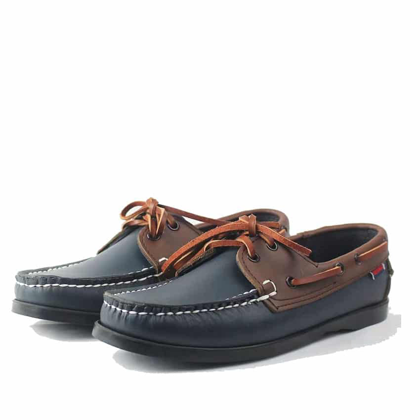 Photo d'une paire de mocassins bleu et marron sur fond blanc