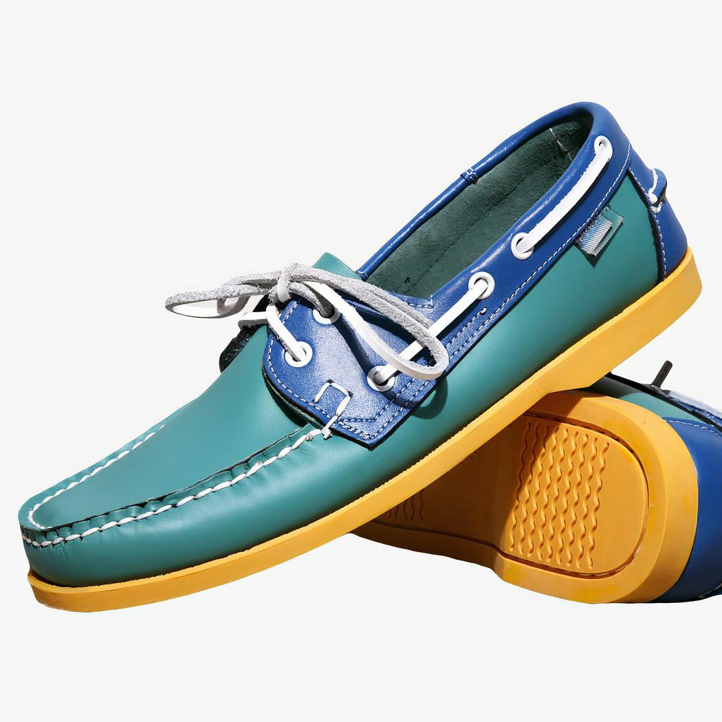 Mocassin bateau bleu et vert sur fond marron et bleu.