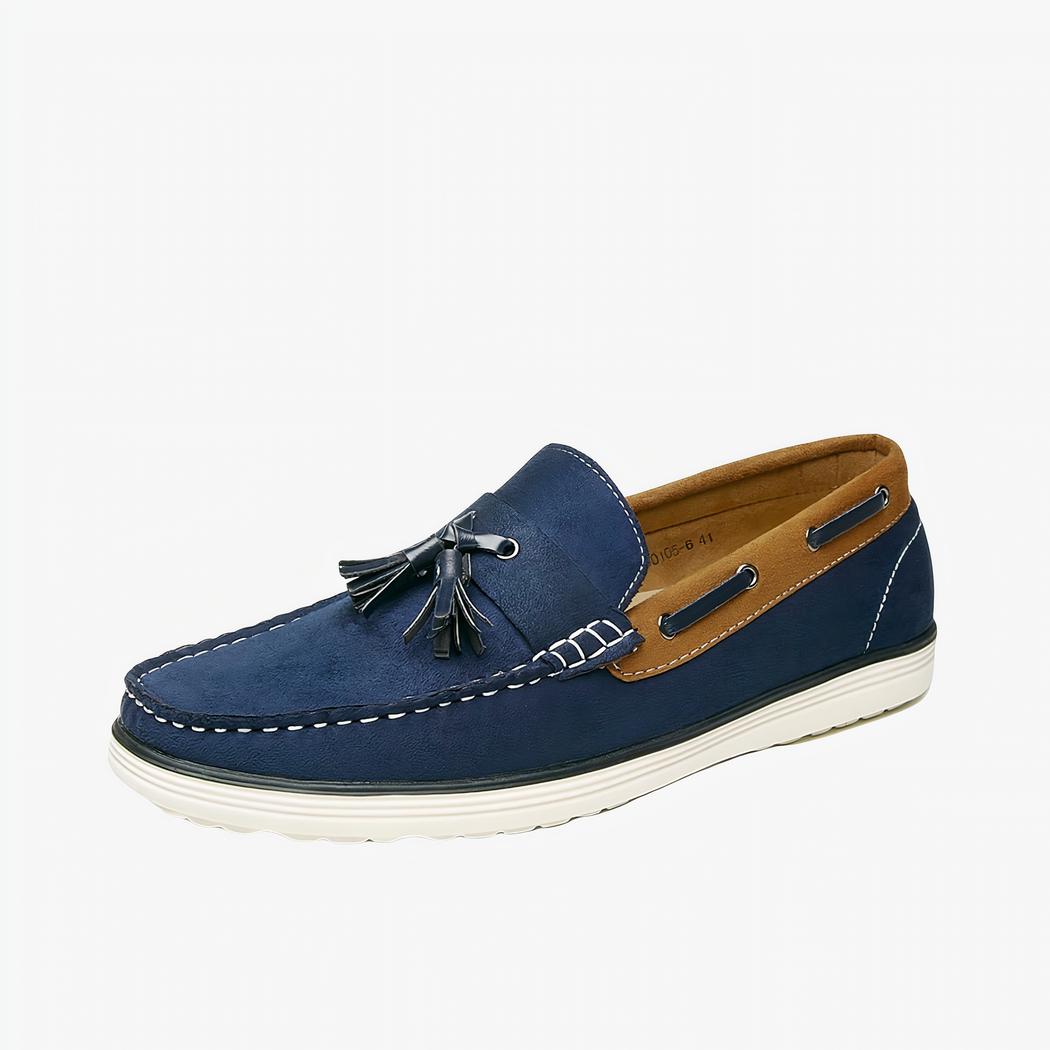 Mocassin type bateau bleu avec la semelle blanche et le contour de la cheville marron sur fond blanc