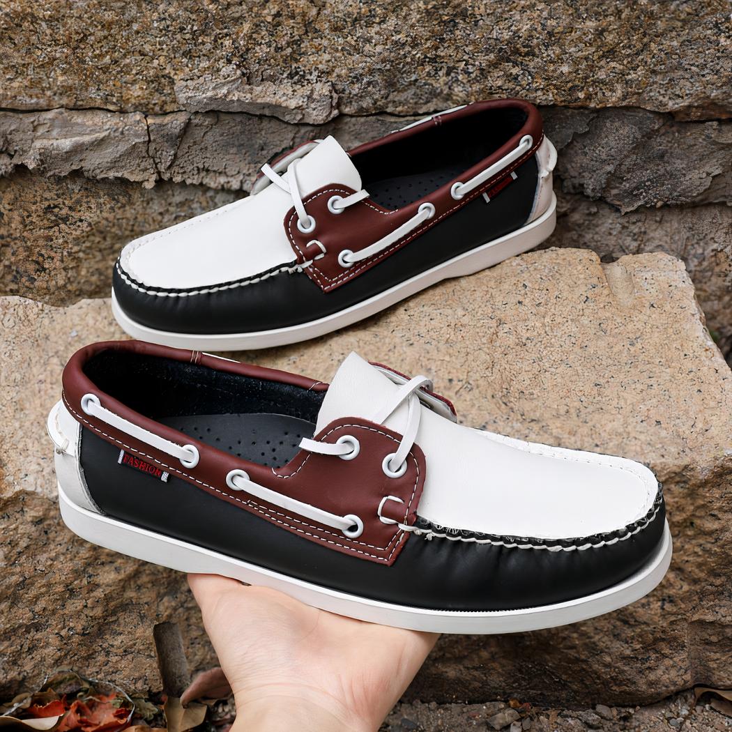 Photo de mocassins bateau tricolores posés sur des marches de pierre