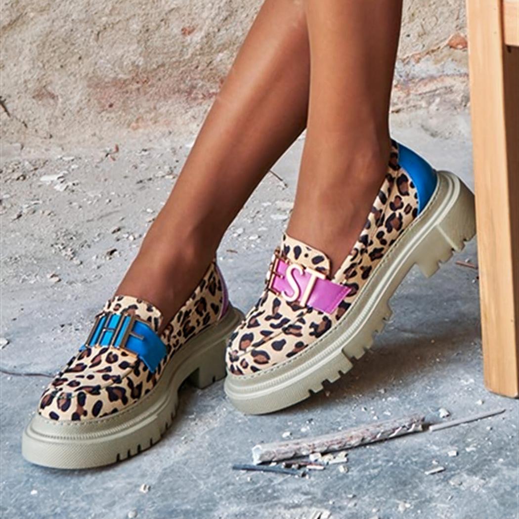 Mocassins beiges à semelle plateforme avec motif léopard