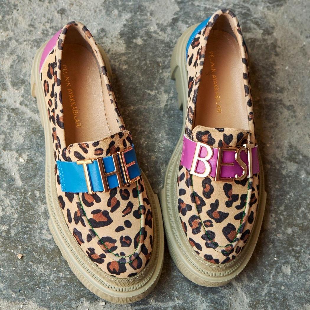 Mocassins beiges à semelle plateforme avec motif léopard