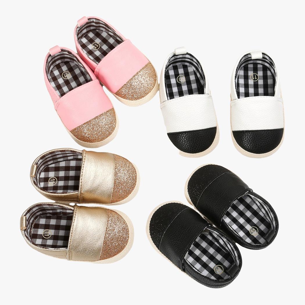 Quatre paires de mocassins bicolores brillants pour bébé, de couleur rose, blanc, doré et noir