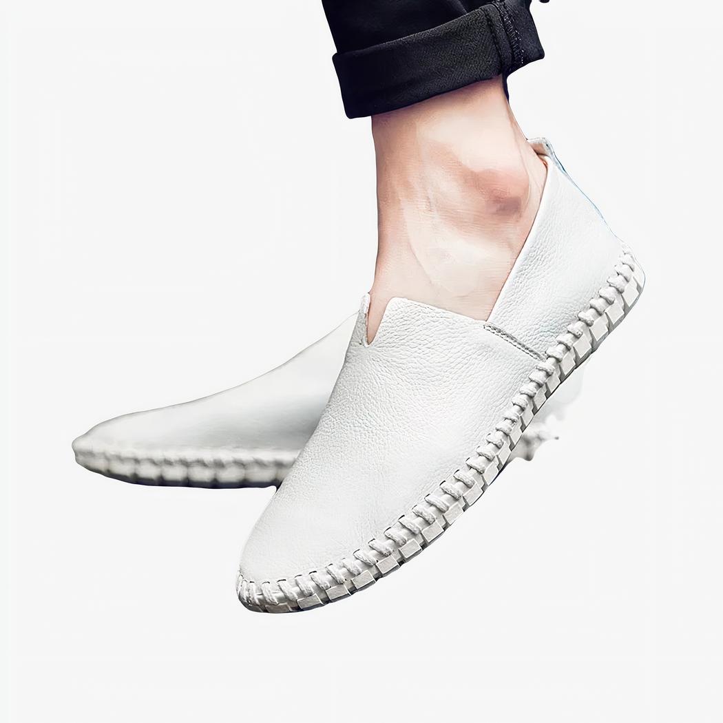 Mocassins blancs décontractés pour hommes avec un fond une rue et un homme qui porte les mocassins