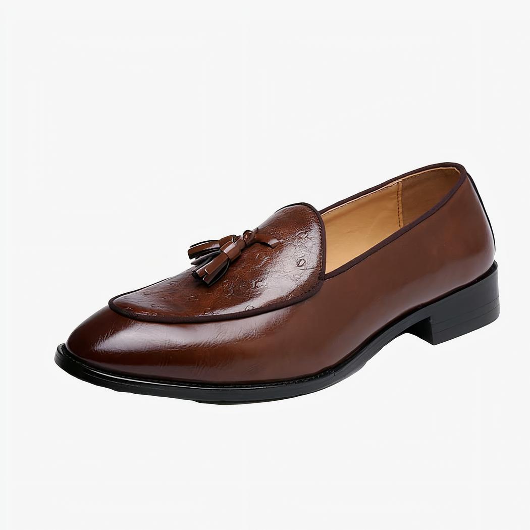 Mocassin marron à gland sur fond blanc