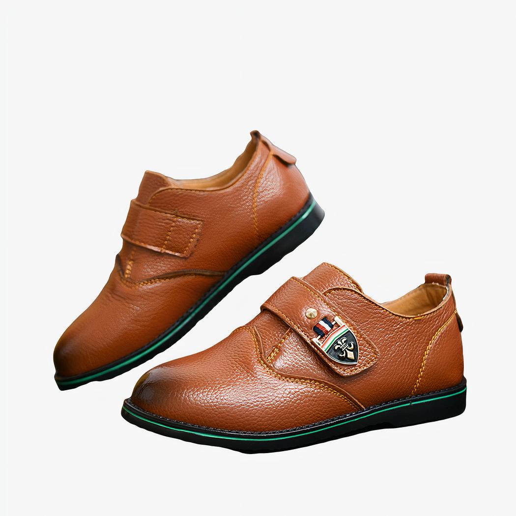 Mocassins classiques en cuir synthétique avec un design unique pour garçons avec un fond en bois