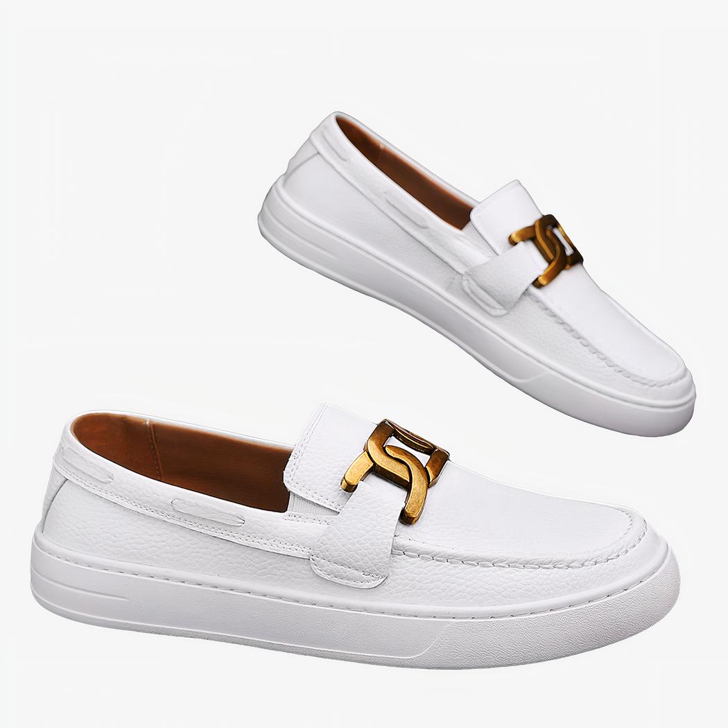 Mocassins classiques en cuir végan blanc pour hommes avec un fond gris et une boite avec le drapeau d'Angleterre
