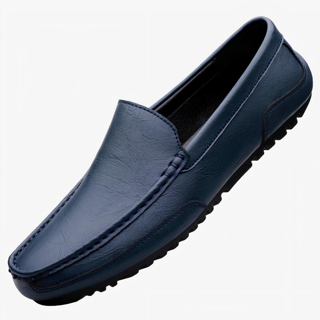 mocassin bleu en cuir poser sur un rebord