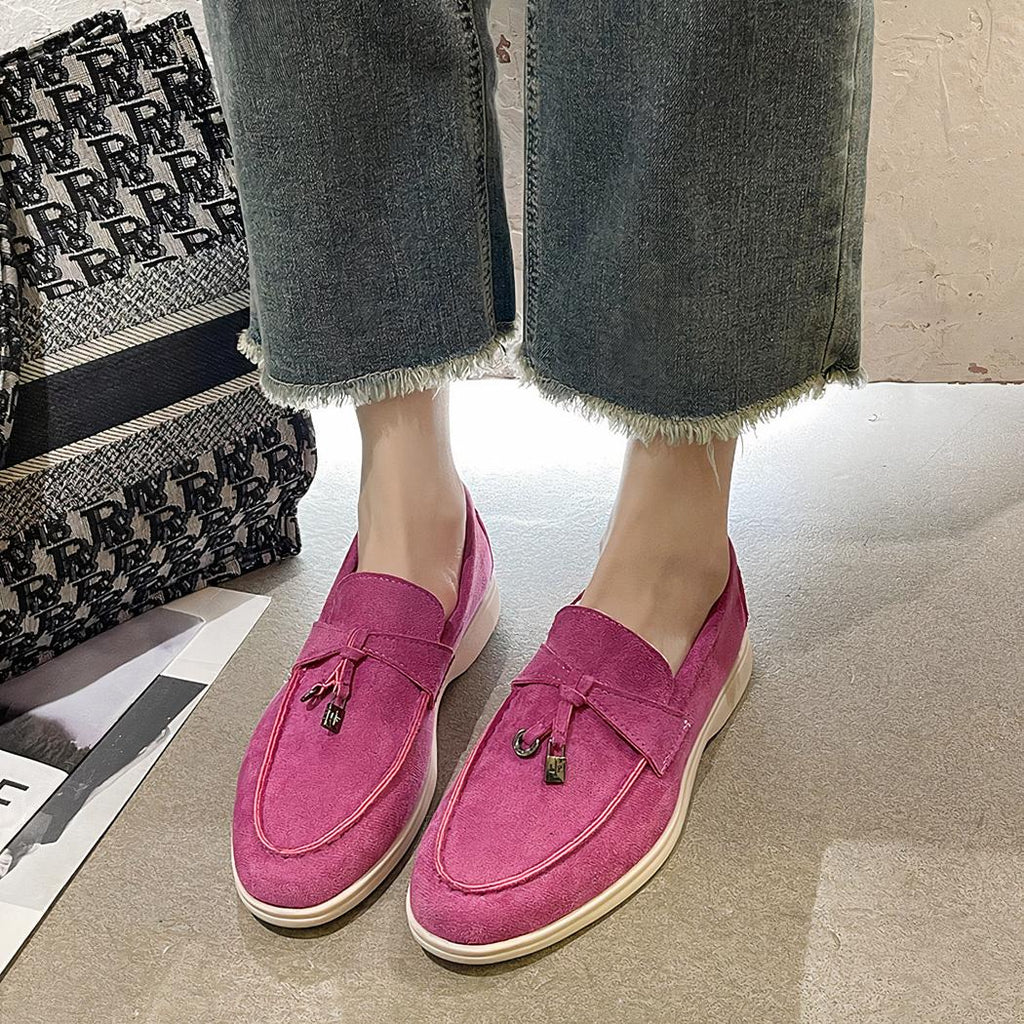 mocassin rose en daim porter par une femme