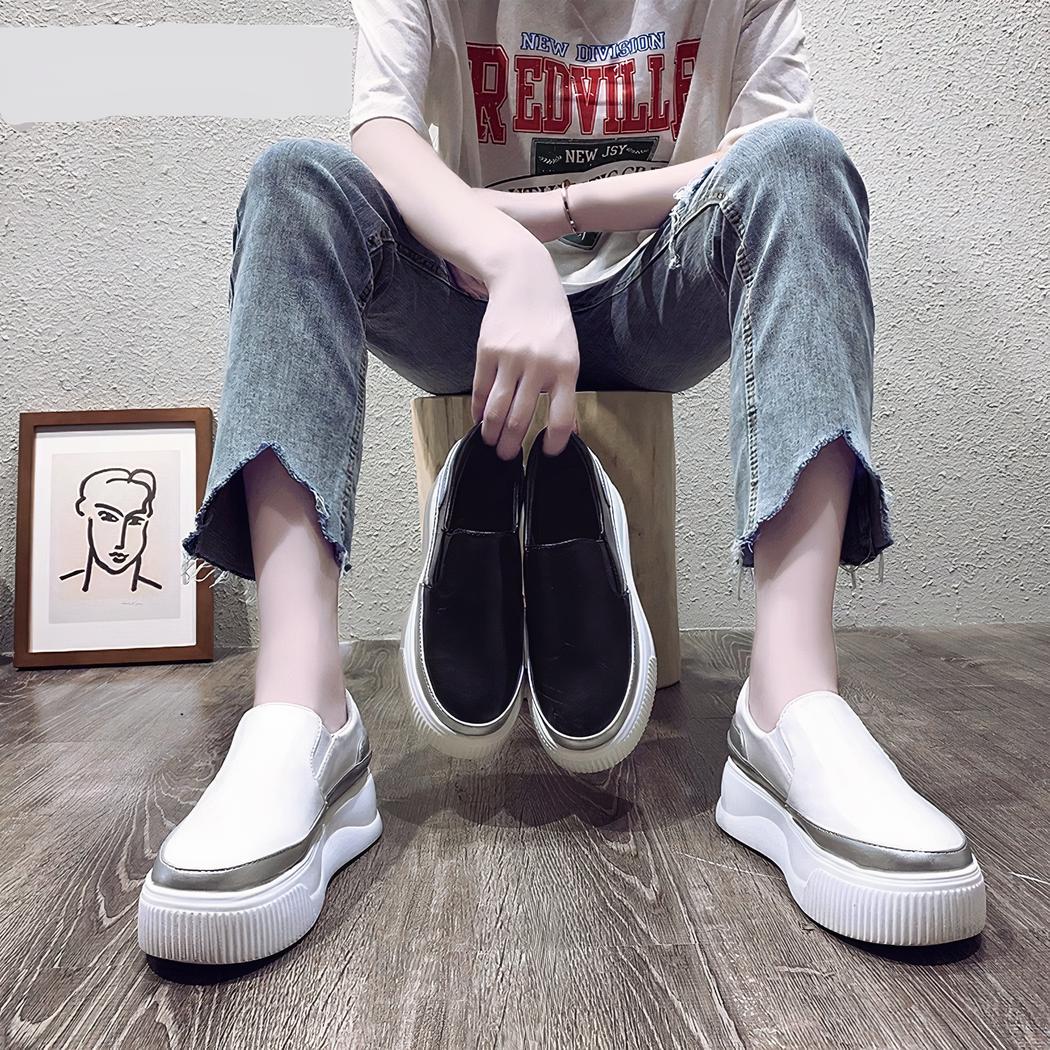 mocassin en faux cuir noir ou blanc porté par une femme
