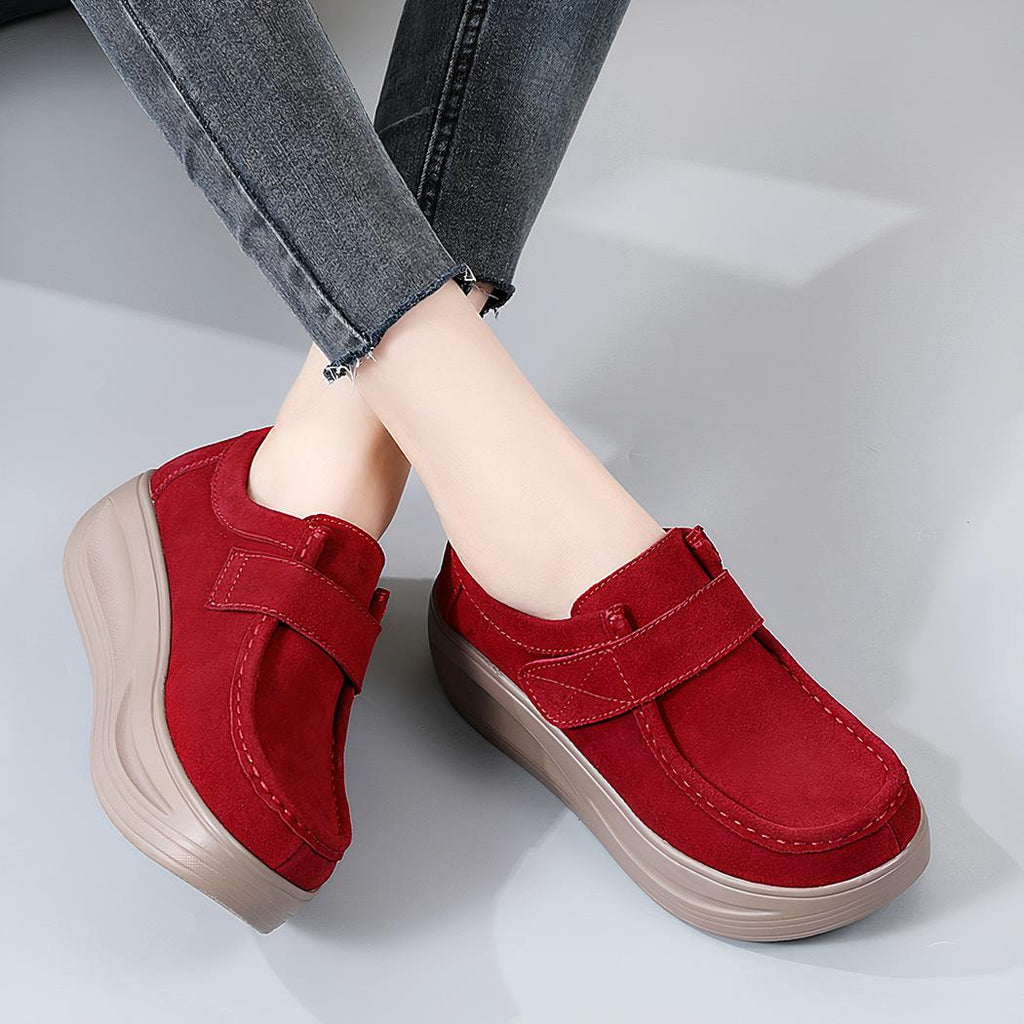 Mocassins compensés effet daim avec fermeture velcro pour femme